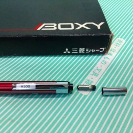 【シャープペンシル】三菱 BOXY シャープ赤 0.5m キャップ
