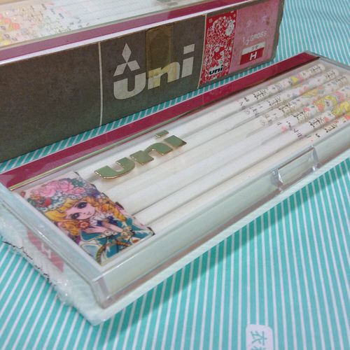 【鉛筆】三菱　UNI 少女 H  六角形 消しゴム付き