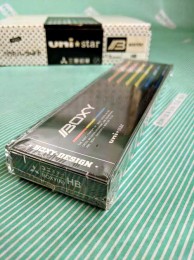 【鉛筆】三菱 BOXY-DESING HB　1ダース 側面