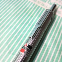 【ボールペン】三菱鉛筆 ノック式2色ボールペン タグ