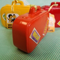 【貯金箱】陶器製ミニ貯金箱　　トランクケース　3色 側面